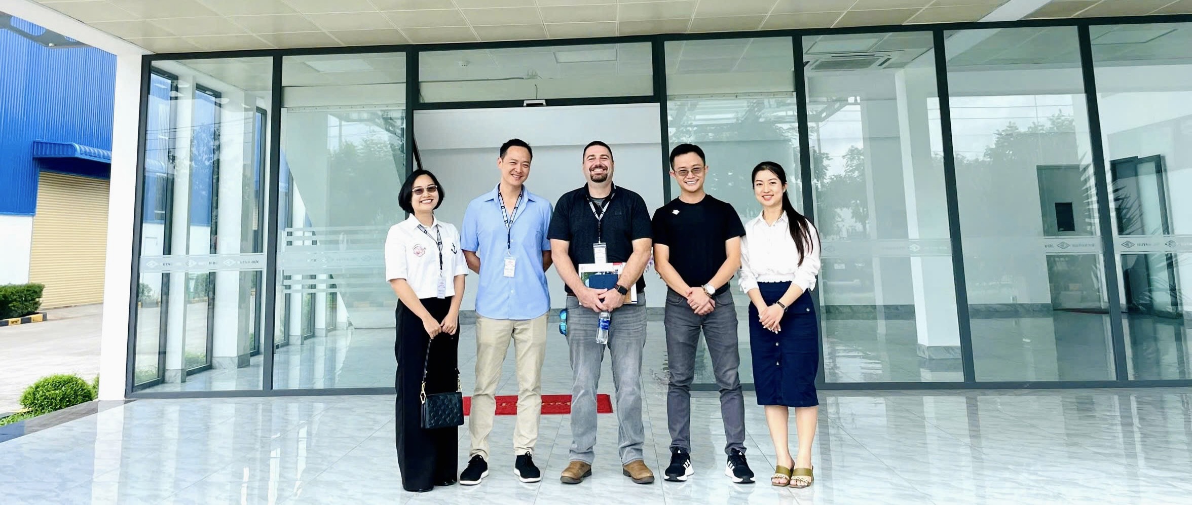 HUỲNH ĐỨC ĐÓN TIẾP CÔNG TY HOLMAN THAM QUAN NHÀ XƯỞNG